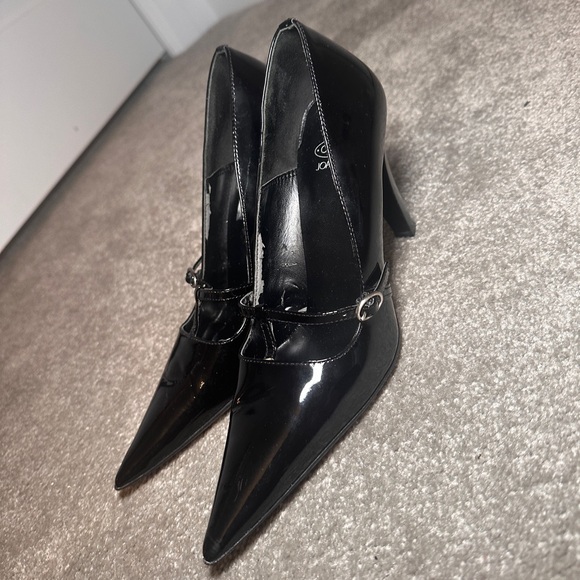 Gorgeous black heels super on trend for fall and winter - Picture 1 of 3